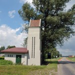 Station " Zeegat" te ClingeOorspronkelijk gebouwd als een hoogbouwstation waar later een laagbouw is tegen gebouwd vandaar dat het op een kerkje lijkt. Karakterstiek aan de hoogbouw is de rondboogdeur (romaansestijl) en de lengte van de glastegelramen. Sectie A 365, goedgekeurd door B&W op 20 juli 1923 tekenaar dhr C. Keller 